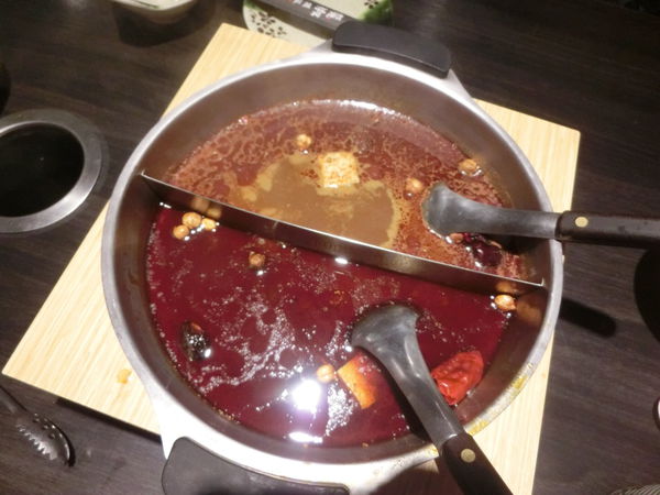 【新北 府中站美食】魔椒頂級鴛鴦鍋 @貝大小姐的多元心宇宙