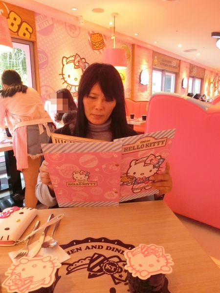【台北 忠孝新生站美食】Hello Kitty 主題餐廳- Hello Kitty Kitchen And Dining @貝大小姐的多元心宇宙