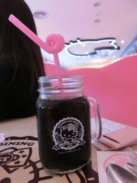 【台北 忠孝新生站美食】Hello Kitty 主題餐廳- Hello Kitty Kitchen And Dining @貝大小姐的多元心宇宙