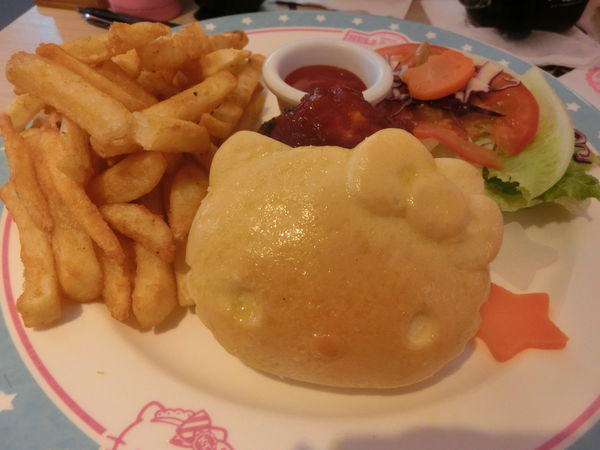 【台北 忠孝新生站美食】Hello Kitty 主題餐廳- Hello Kitty Kitchen And Dining @貝大小姐的多元心宇宙