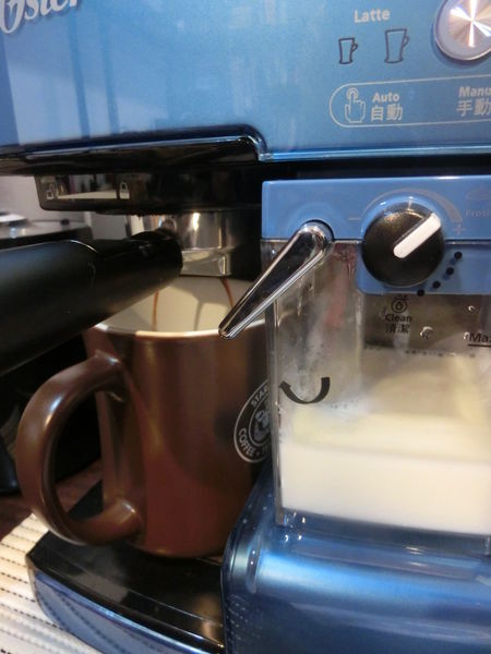 【小家電使用心得文】美國OSTER第二代奶泡大師義式咖啡機 @貝大小姐的多元心宇宙
