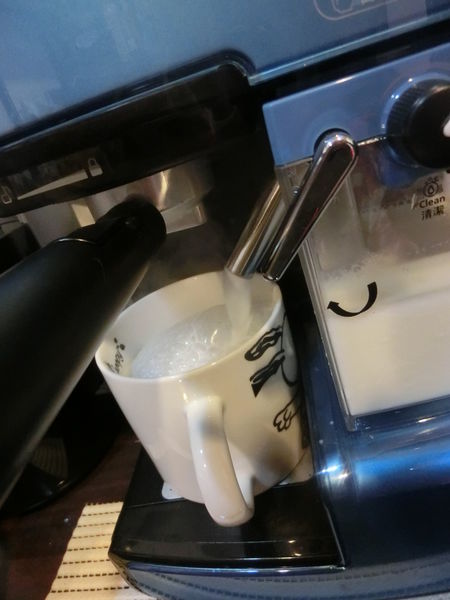 【小家電使用心得文】美國OSTER第二代奶泡大師義式咖啡機 @貝大小姐的多元心宇宙