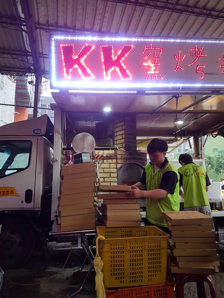 【新北 餐車美食】KK窯烤披薩 @貝大小姐的多元心宇宙