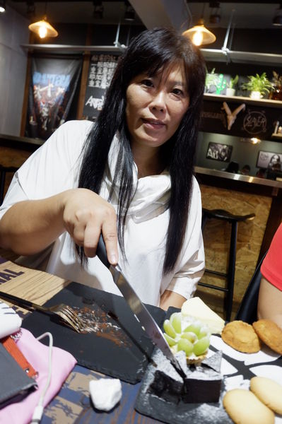 【新北 新埔站美食】重金屬布朗尼工廠 M.F.B @貝大小姐的多元心宇宙