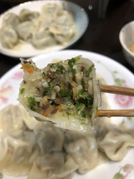 【網購美食】菇貓水餃＋草莓優格冰淇淋+嚴選厚片蔥油餅 @貝大小姐的多元心宇宙