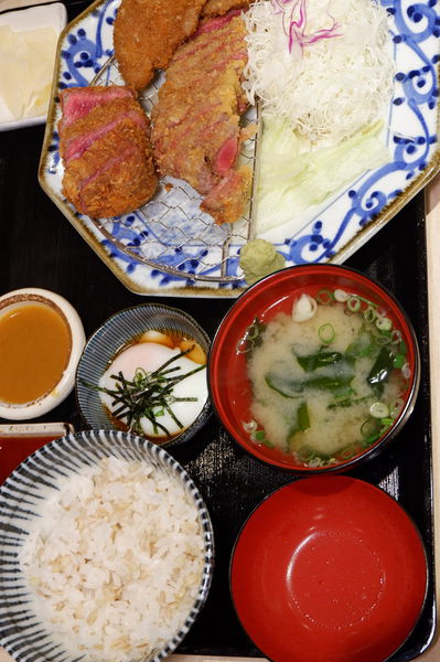 【台北 台北車站美食】京都勝牛炸牛排 台北京站店 @貝大小姐的多元心宇宙