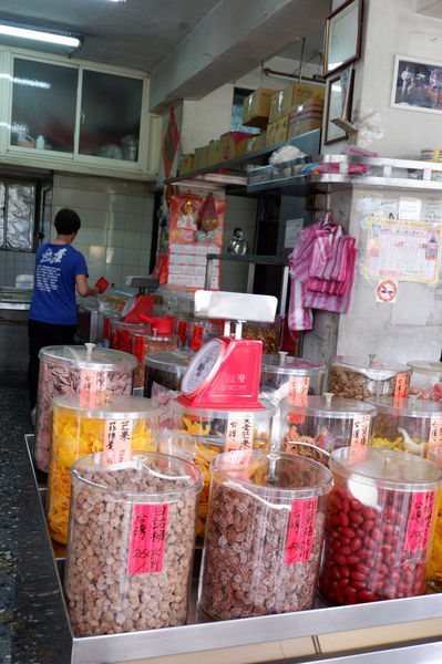 【玩賞艋舺 Day1】禾順商旅 X 柳隅茶舍 X 慢旅.地圖空間 X 三水食品花生行 X 台北堂摩那卡餅本舖 X 呆待咖啡 DD coffee X 龍山寺 X 艋舺牛排館 X 勝祥號 X 一肥仔 @貝大小姐的多元心宇宙