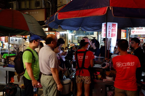 【玩賞艋舺 Day1】禾順商旅 X 柳隅茶舍 X 慢旅.地圖空間 X 三水食品花生行 X 台北堂摩那卡餅本舖 X 呆待咖啡 DD coffee X 龍山寺 X 艋舺牛排館 X 勝祥號 X 一肥仔 @貝大小姐的多元心宇宙