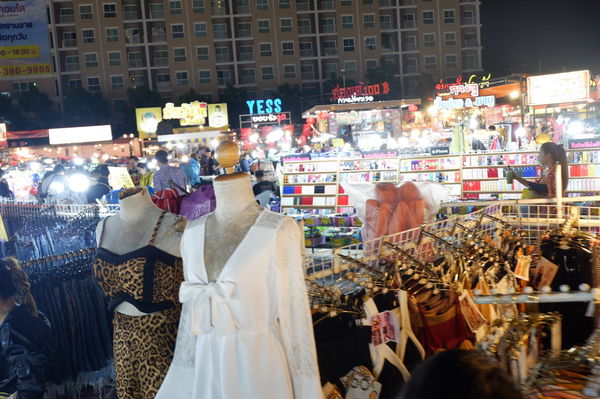【泰國 曼谷夜市】理杜安夜市 Liab Duan Night Market ตลาดนัดเลียบด่วน @貝大小姐的多元心宇宙
