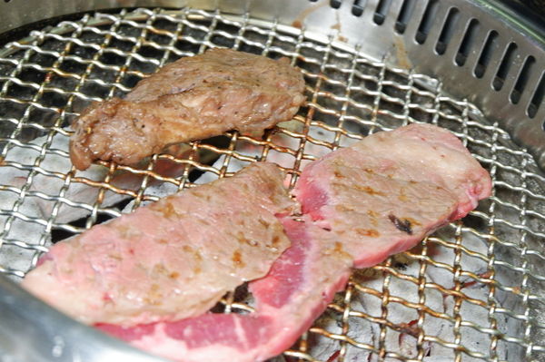 【新北 淡水燒肉吃到飽推薦】燒肉眾精緻炭火燒肉 淡水老街店 / 千元有找！！龍蝦人人一尾超滿足還有味噌龍蝦湯冬天超暖胃 @貝大小姐的多元心宇宙