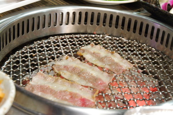 【新北 淡水燒肉吃到飽推薦】燒肉眾精緻炭火燒肉 淡水老街店 / 千元有找！！龍蝦人人一尾超滿足還有味噌龍蝦湯冬天超暖胃 @貝大小姐的多元心宇宙