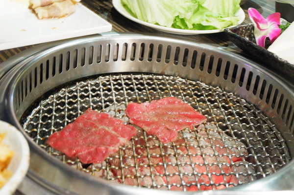 【新北 淡水燒肉吃到飽推薦】燒肉眾精緻炭火燒肉 淡水老街店 / 千元有找！！龍蝦人人一尾超滿足還有味噌龍蝦湯冬天超暖胃 @貝大小姐的多元心宇宙