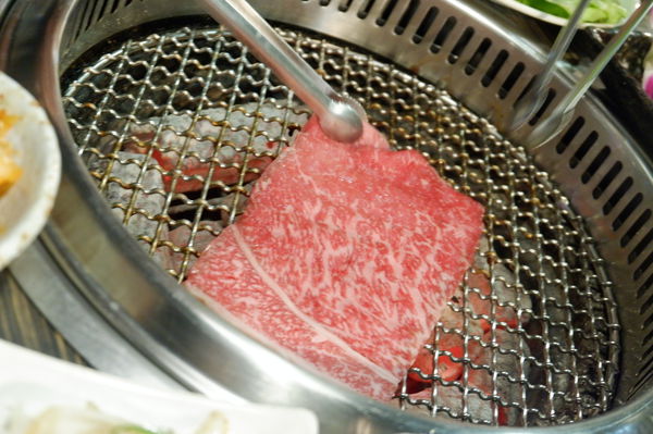 【新北 淡水燒肉吃到飽推薦】燒肉眾精緻炭火燒肉 淡水老街店 / 千元有找！！龍蝦人人一尾超滿足還有味噌龍蝦湯冬天超暖胃 @貝大小姐的多元心宇宙