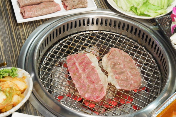 【新北 淡水燒肉吃到飽推薦】燒肉眾精緻炭火燒肉 淡水老街店 / 千元有找！！龍蝦人人一尾超滿足還有味噌龍蝦湯冬天超暖胃 @貝大小姐的多元心宇宙