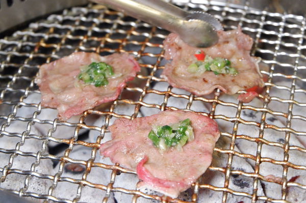 【新北 淡水燒肉吃到飽推薦】燒肉眾精緻炭火燒肉 淡水老街店 / 千元有找！！龍蝦人人一尾超滿足還有味噌龍蝦湯冬天超暖胃 @貝大小姐的多元心宇宙