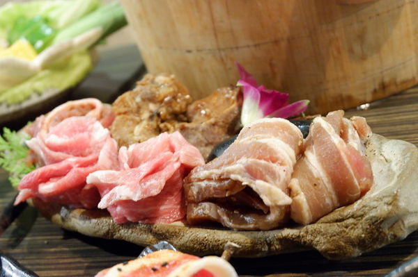【新北 淡水燒肉吃到飽推薦】燒肉眾精緻炭火燒肉 淡水老街店 / 千元有找！！龍蝦人人一尾超滿足還有味噌龍蝦湯冬天超暖胃 @貝大小姐的多元心宇宙