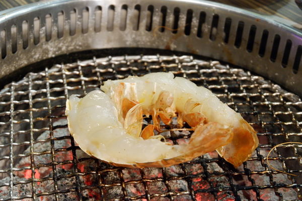 【新北 淡水燒肉吃到飽推薦】燒肉眾精緻炭火燒肉 淡水老街店 / 千元有找！！龍蝦人人一尾超滿足還有味噌龍蝦湯冬天超暖胃 @貝大小姐的多元心宇宙