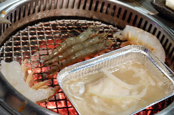 【新北 淡水燒肉吃到飽推薦】燒肉眾精緻炭火燒肉 淡水老街店 / 千元有找！！龍蝦人人一尾超滿足還有味噌龍蝦湯冬天超暖胃 @貝大小姐的多元心宇宙