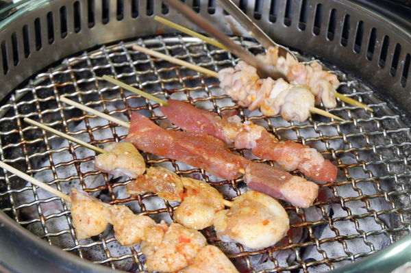 【新北 淡水燒肉吃到飽推薦】燒肉眾精緻炭火燒肉 淡水老街店 / 千元有找！！龍蝦人人一尾超滿足還有味噌龍蝦湯冬天超暖胃 @貝大小姐的多元心宇宙