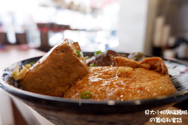 【台北 萬華美食推薦】三Q麵食餐館 萬華麻辣鴨血豆腐，乾拌麵，滷肉飯 @貝大小姐的多元心宇宙